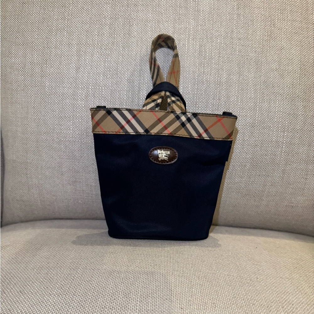 Burberry Blue and checkered pouch in very good condition.  5.12x4.5x2.36
